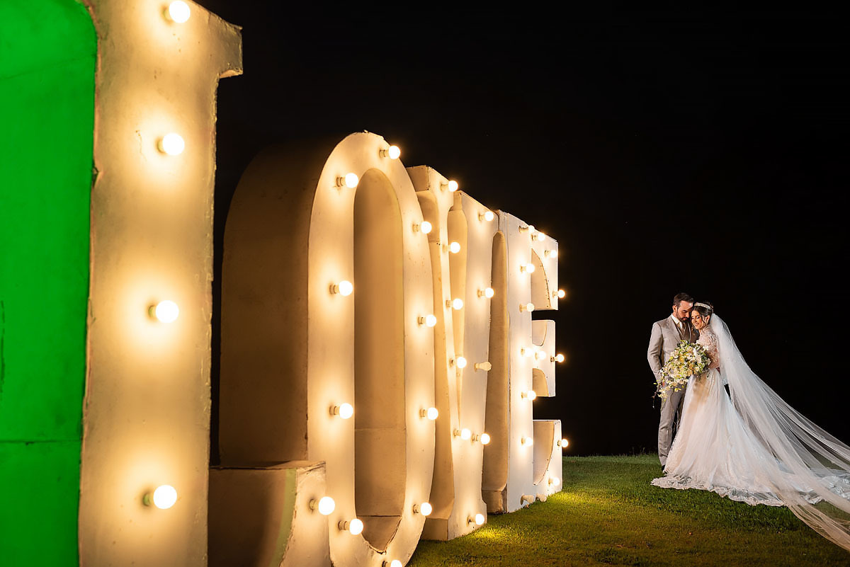 Noivos com totem escrito Love