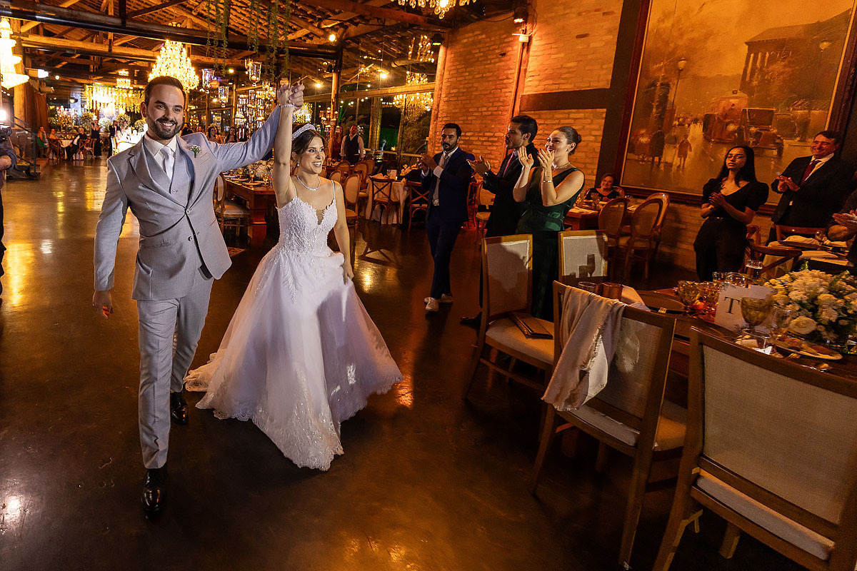 Noivos chegando na festa