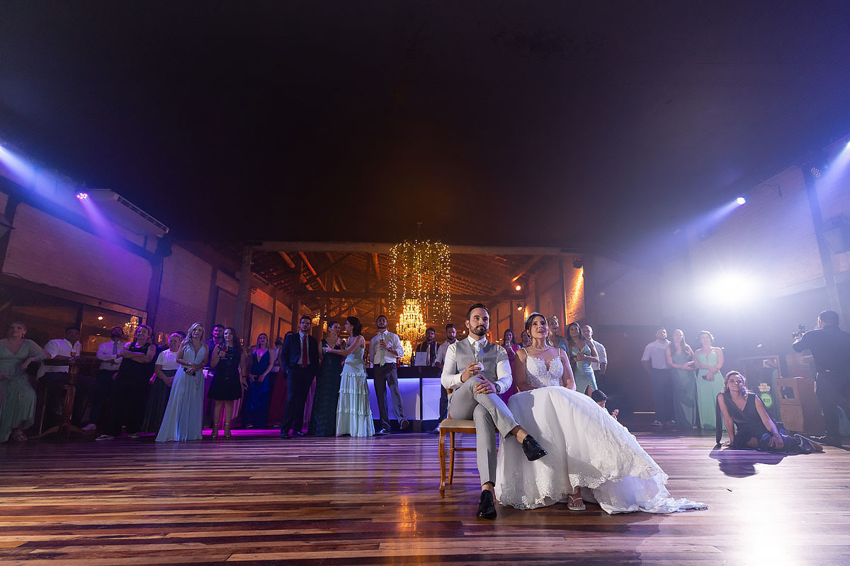 noivos assistem a vídeo no telão