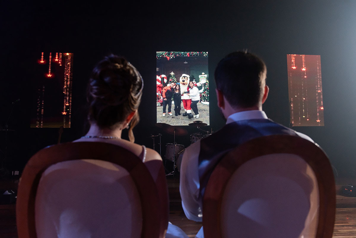 noivos assistem a vídeo no telão