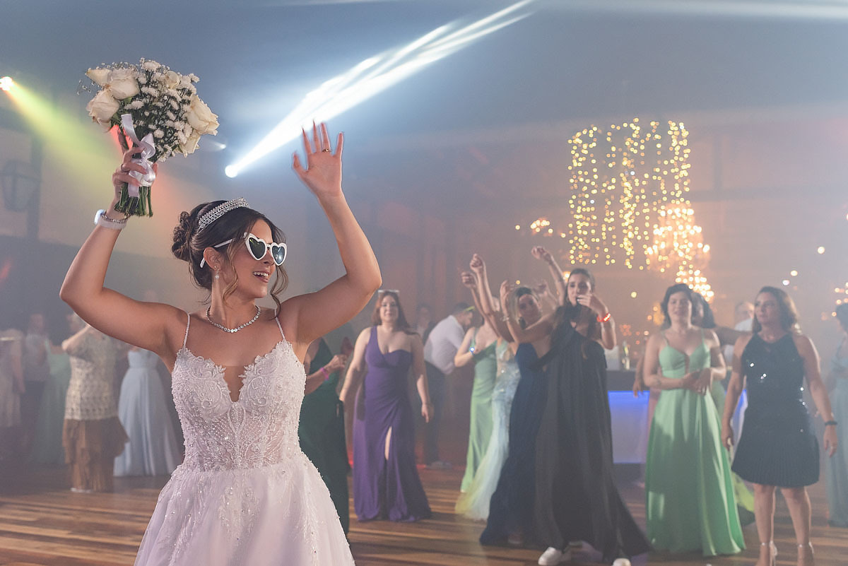 Festa de casamento no espaço Quinta da Cantareira, pista de dança, buques