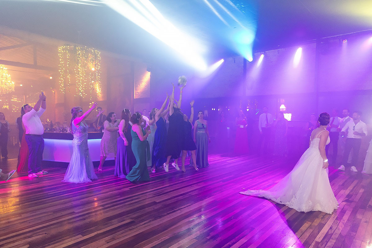 Festa de casamento no espaço Quinta da Cantareira, pista de dança, buques
