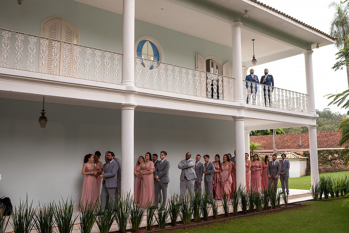 Casamento de meninos, fazenda Santa Isabel, casamento no campo, making of, cão dos noivos, noivos aguardam entrada.