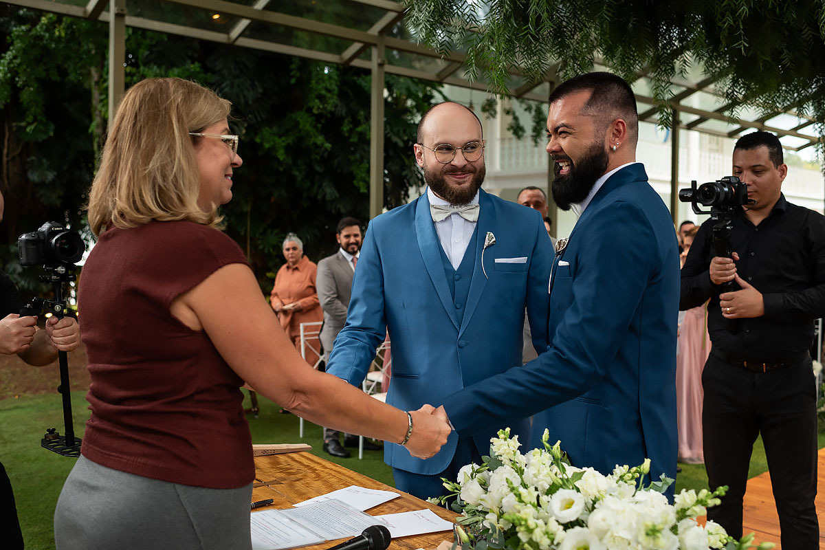 Casamento de meninos, fazenda Santa Isabel, casamento no campo, noivos chorando.