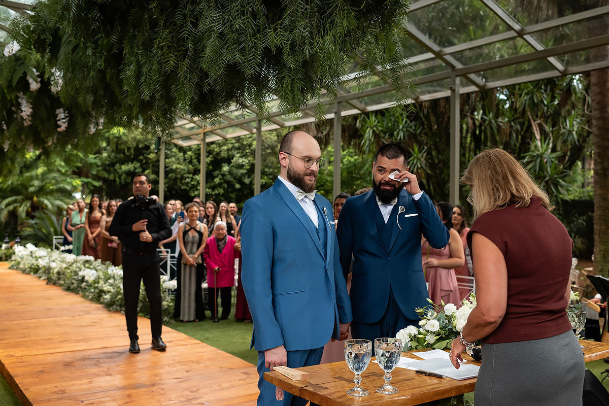 Casamento de meninos, fazenda Santa Isabel, casamento no campo, noivos chorando.