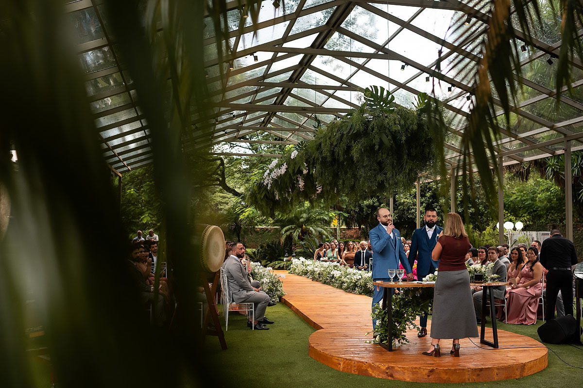 Casamento de meninos, fazenda Santa Isabel, casamento no campo, noivos chorando.