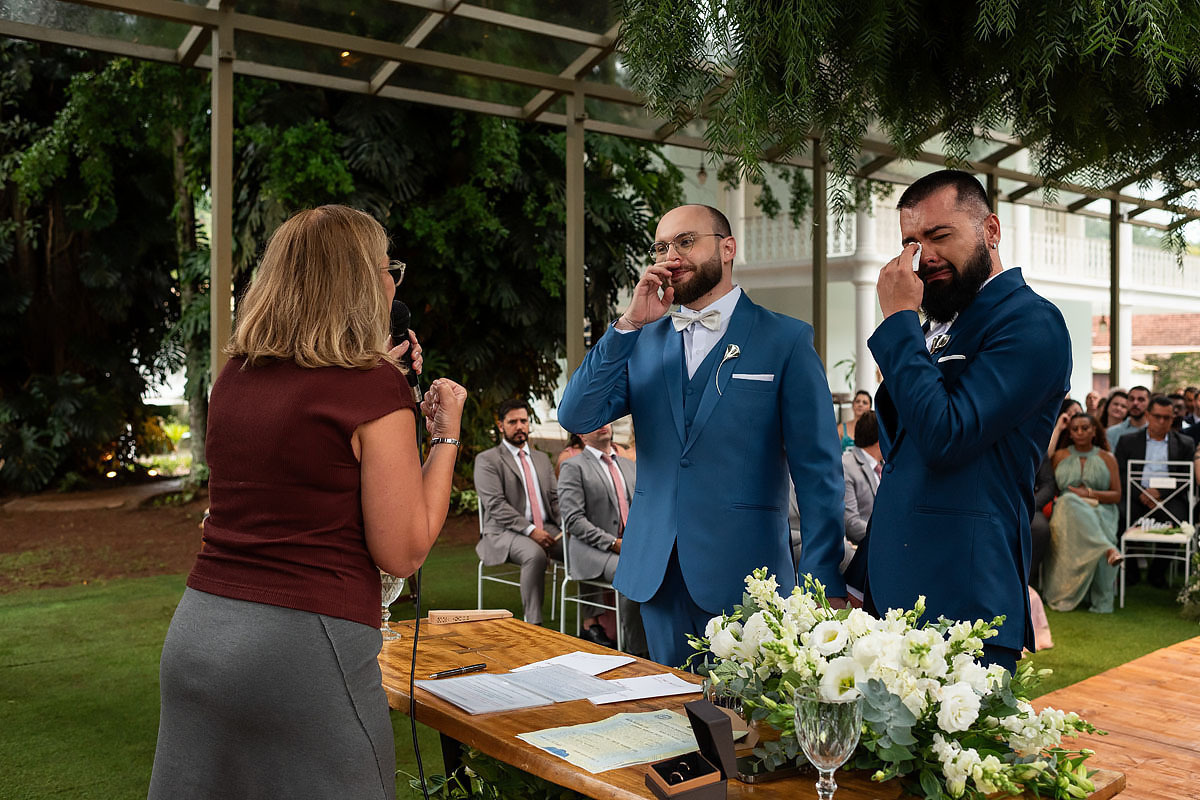 Casamento de meninos, fazenda Santa Isabel, casamento no campo, noivos chorando.