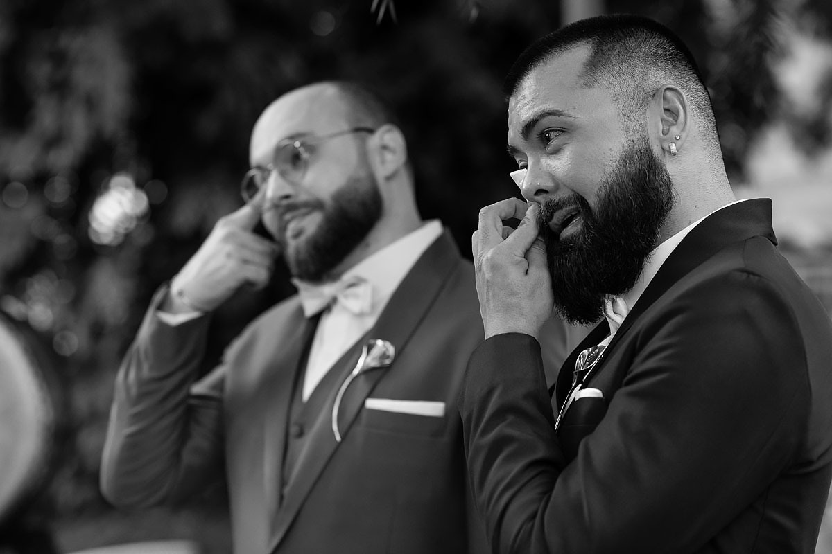 Casamento de meninos, fazenda Santa Isabel, casamento no campo, noivos chorando.
