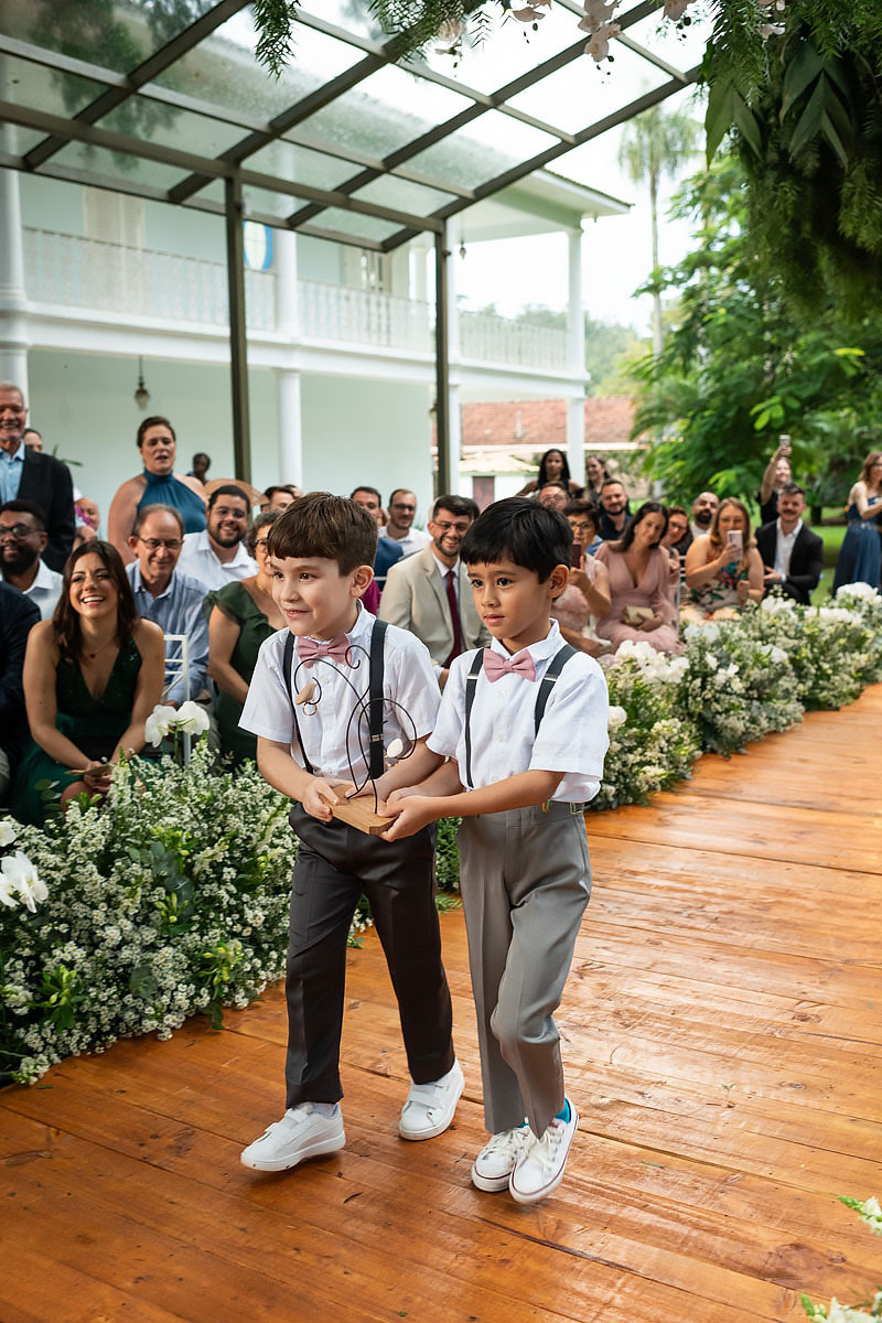 Casamento de meninos, fazenda Santa Isabel, casamento no campo, casamento com chuva, noivinhos entrando com aliança.