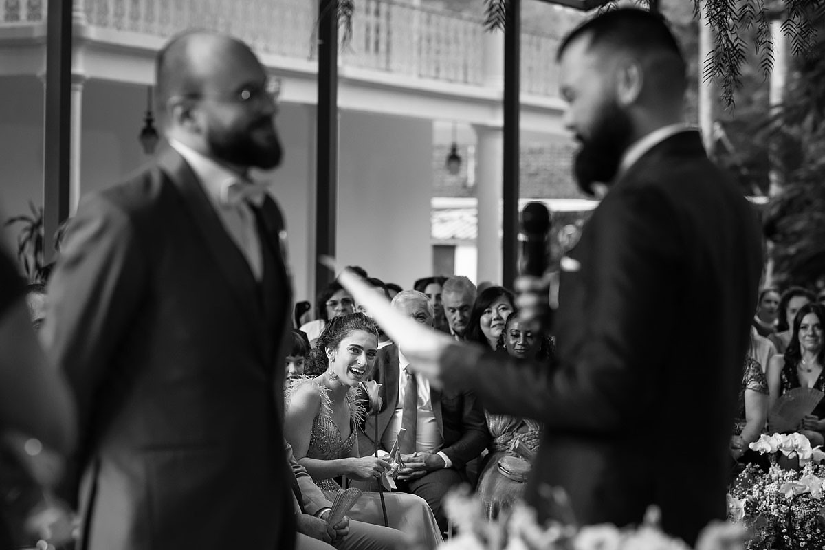 Casamento de meninos, fazenda Santa Isabel, casamento no campo, casamento com chuva, noivos trocando votos.