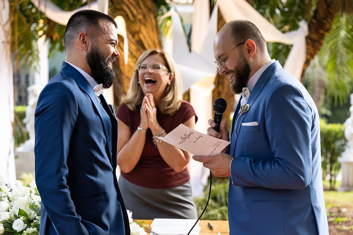 Casamento de meninos, fazenda Santa Isabel, casamento no campo, casamento com chuva, noivos trocando votos.