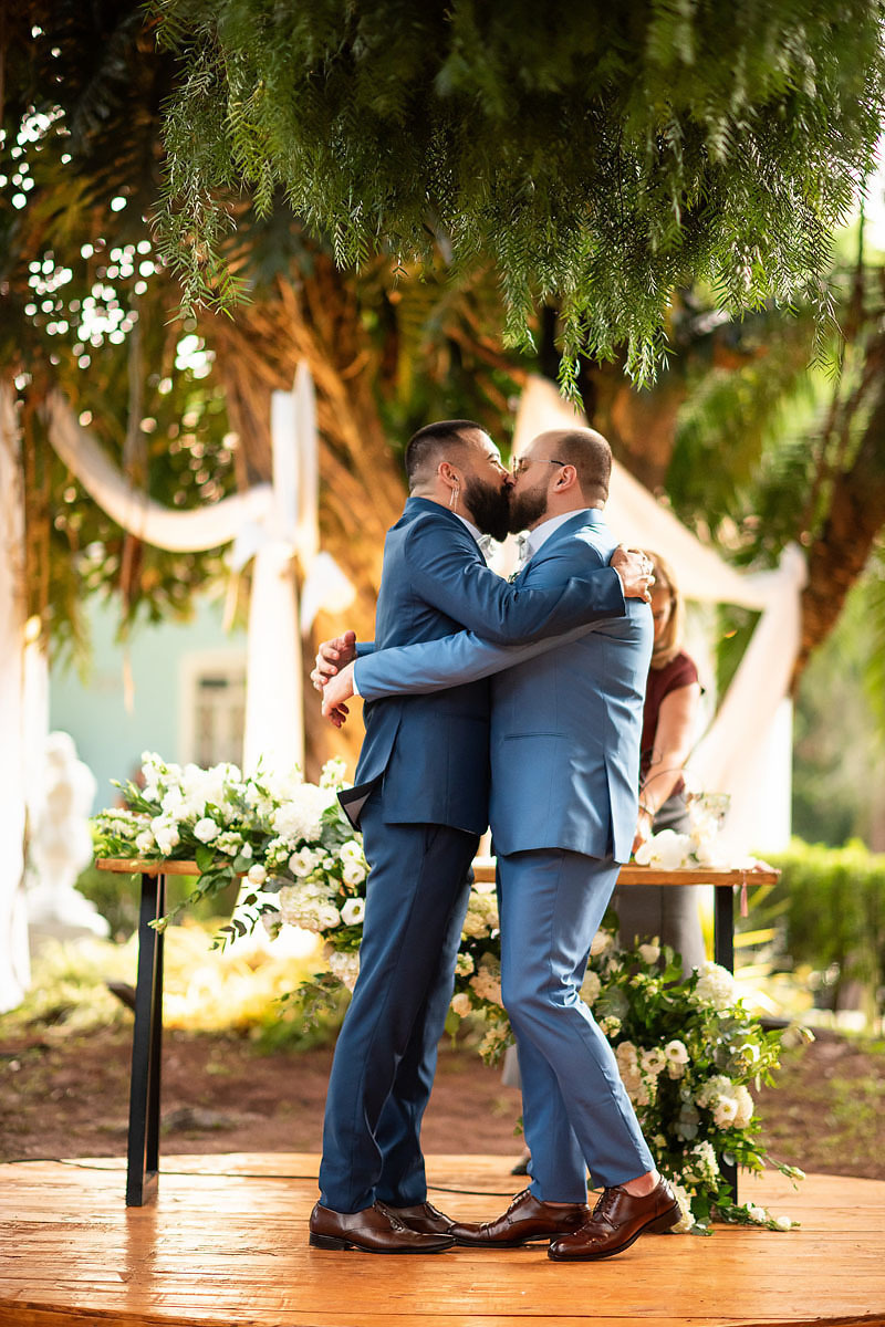 Casamento de meninos, fazenda Santa Isabel, casamento no campo, casamento com chuva, noivos trocando votos.
