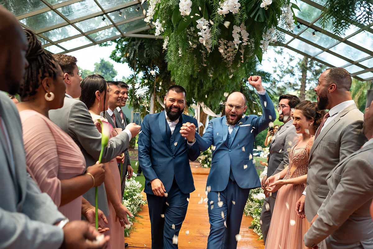 Casamento de meninos, fazenda Santa Isabel, casamento no campo, casamento com chuva, saída dos noivos.