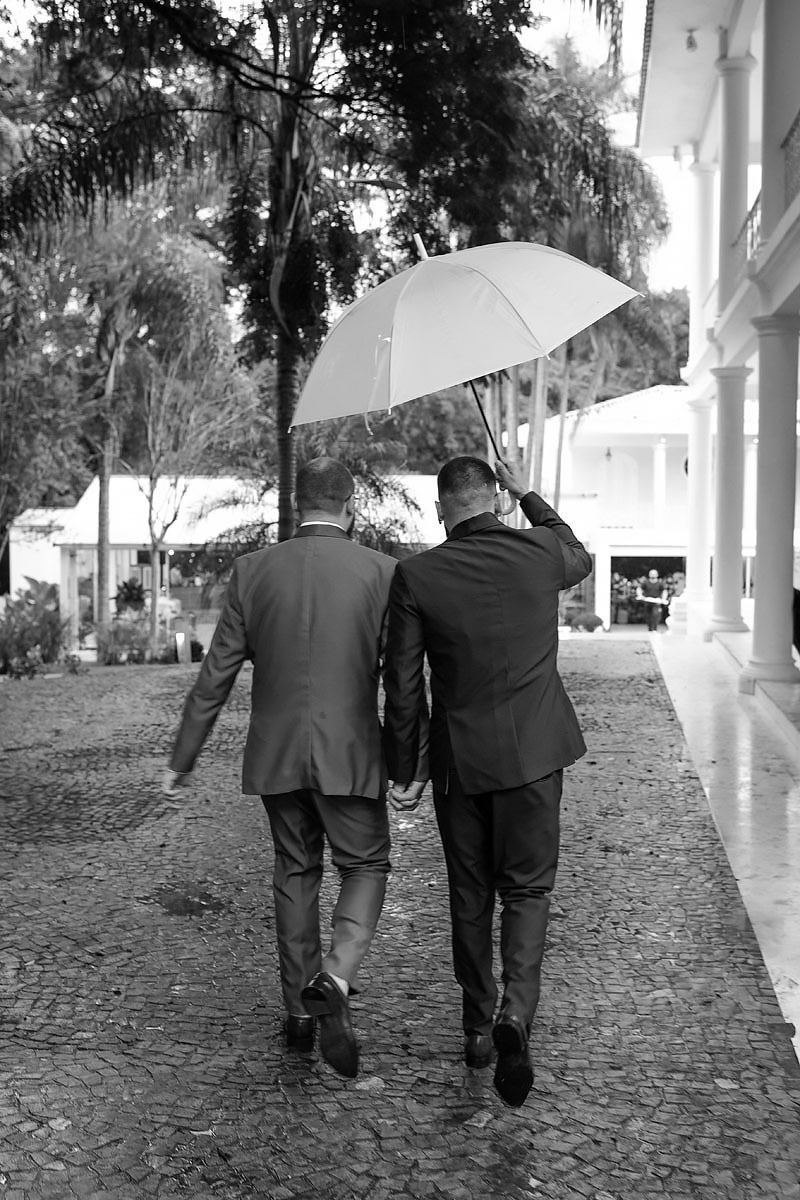 Casamento de meninos, fazenda Santa Isabel, casamento no campo, casamento com chuva, saída dos noivos.