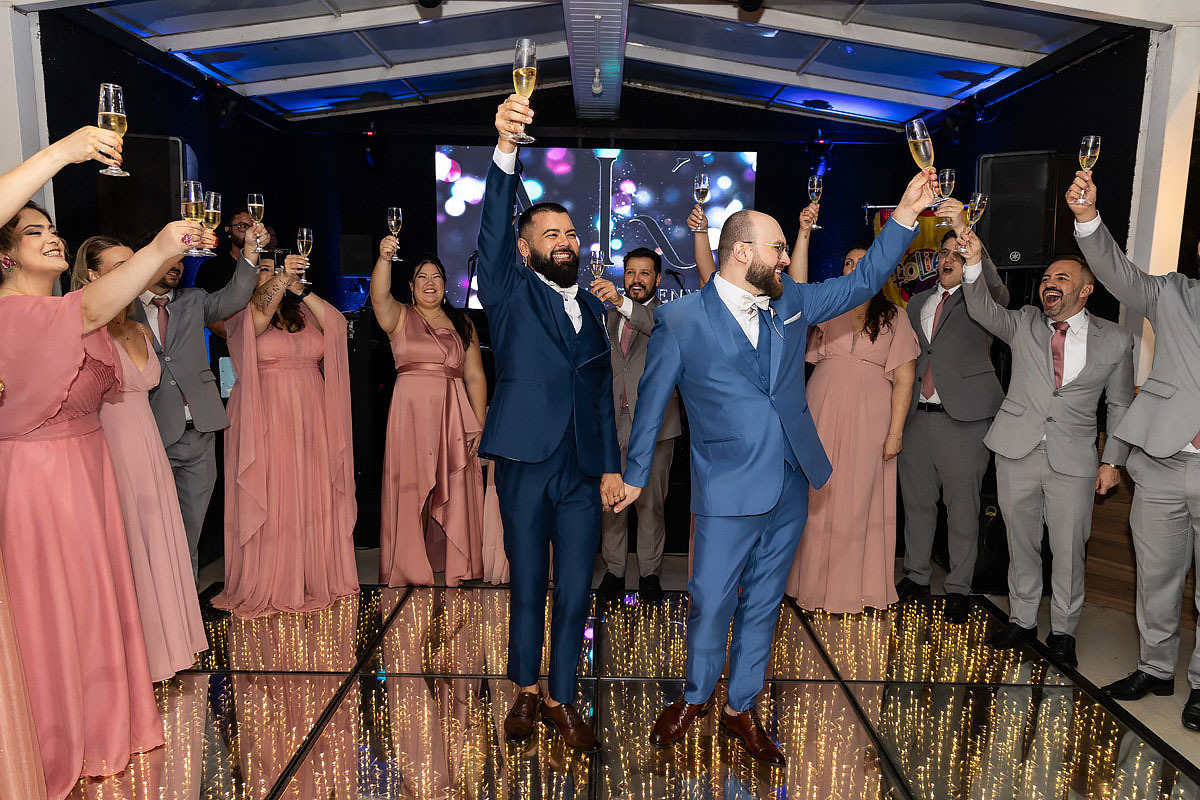 Casamento de meninos, fazenda Santa Isabel, casamento no campo, casamento com chuva, brinde.