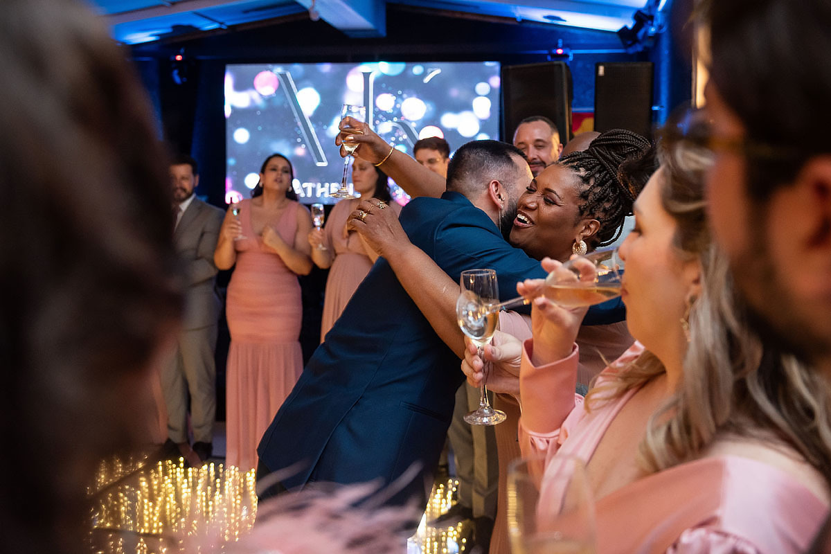 Casamento de meninos, fazenda Santa Isabel, casamento no campo, casamento com chuva, brinde.