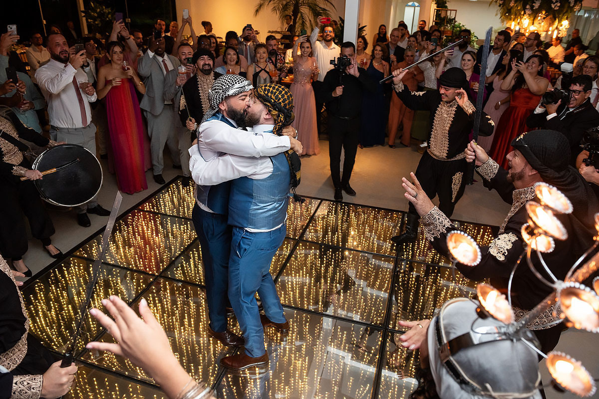 Casamento de meninos, fazenda Santa Isabel, casamento no campo, casamento com chuva, apresentação de dança Árabe.