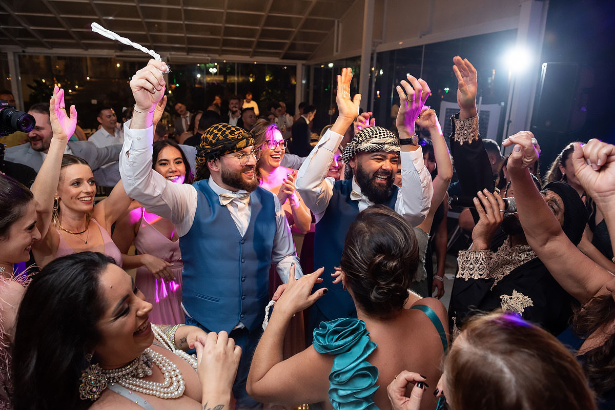Casamento de meninos, fazenda Santa Isabel, casamento no campo, casamento com chuva, apresentação de dança Árabe, casamento gay.
