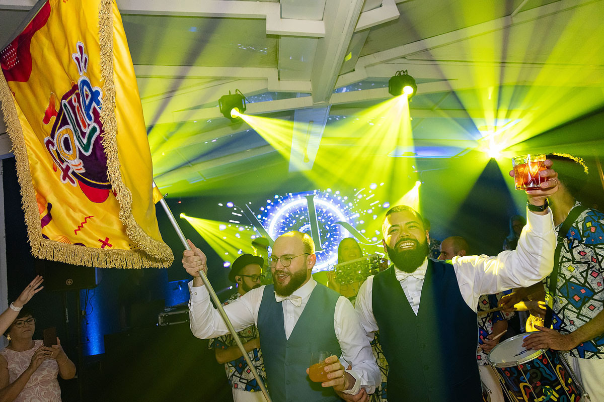 Casamento de meninos, fazenda Santa Isabel, casamento no campo, casamento com chuva, samba no casamento.