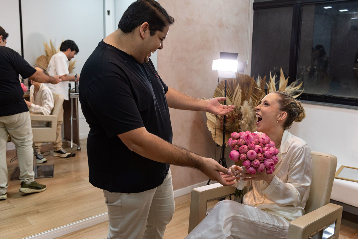 noiva recebe o buquê das mãos do Cadú , Carlos Eduardo.