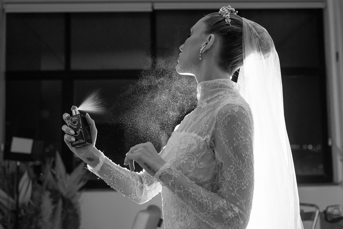 Noiva se perfumando no making of da noiva no Mansion Yutintin em jundiaí, maquiagem Lucas Rocha Beauty Artist