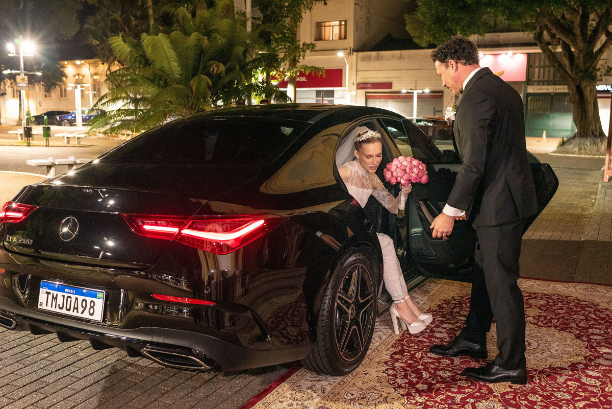 noiva chegando em Casamento clássico na igreja matriz de Jundiaí, N.S. do Desterro.