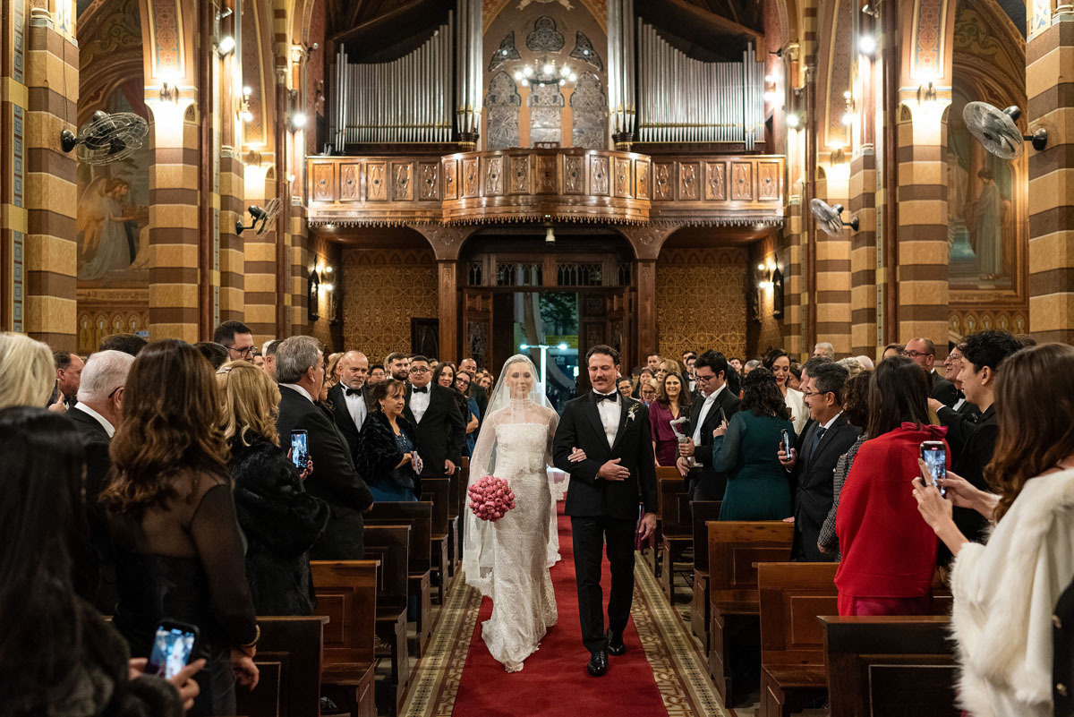 Entrada da noiva em Casamento clássico na igreja matriz de Jundiaí, N.S. do Desterro.