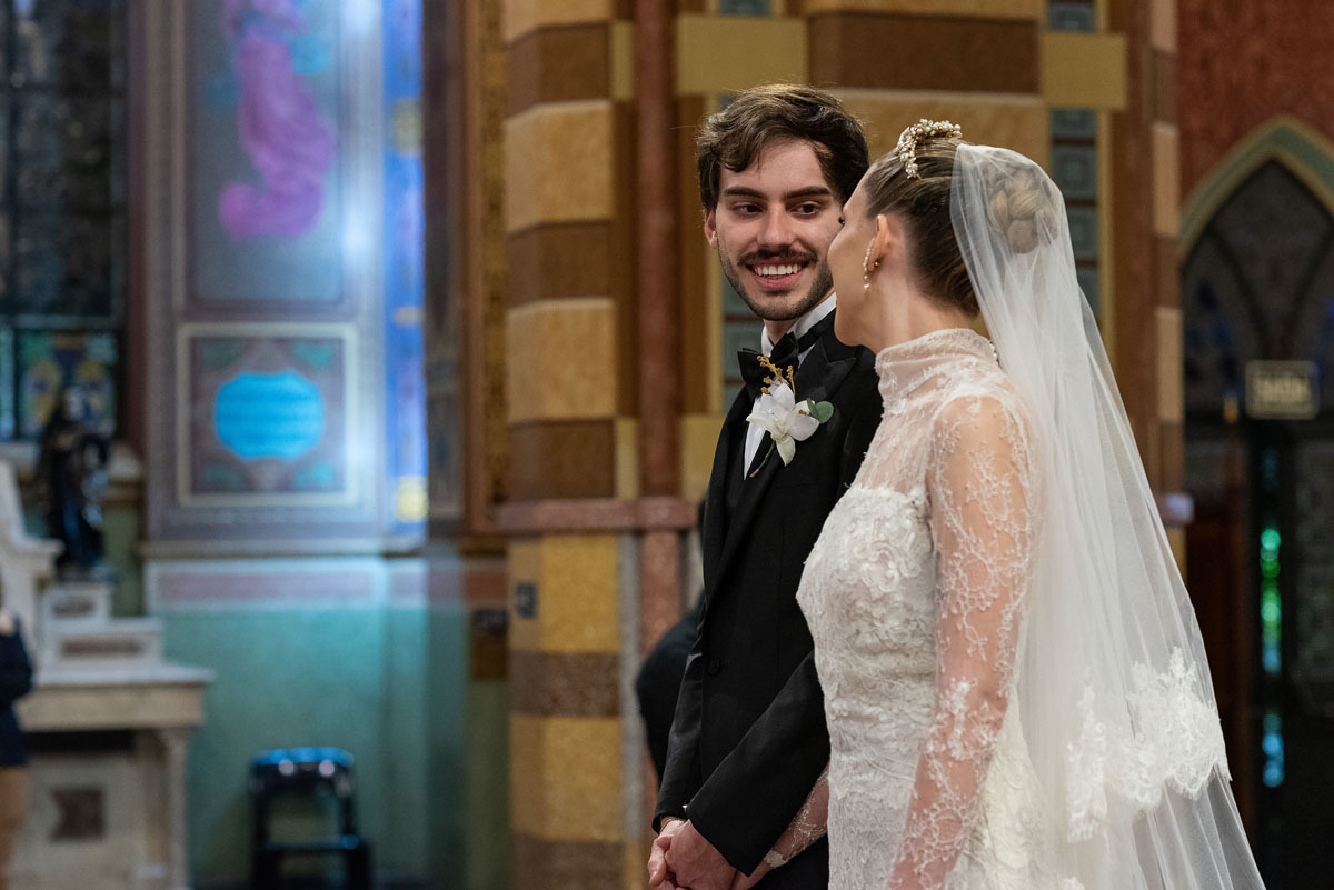 Noivos apaixonados no altar da igreja matriz de Jundiaí, N.S. do desterro