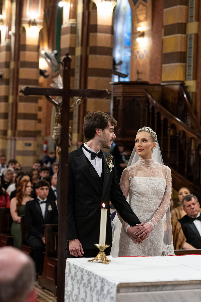 Noivos apaixonados no altar da igreja matriz de Jundiaí, N.S. do desterro