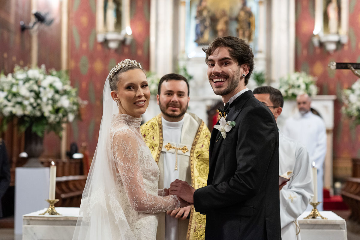 Noivos apaixonados no altar da igreja matriz de Jundiaí, N.S. do desterro