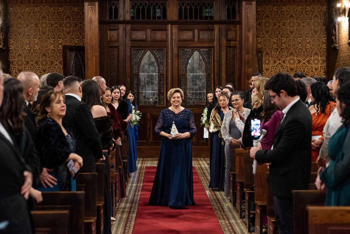 Entrada das alianças com a avó da noiva