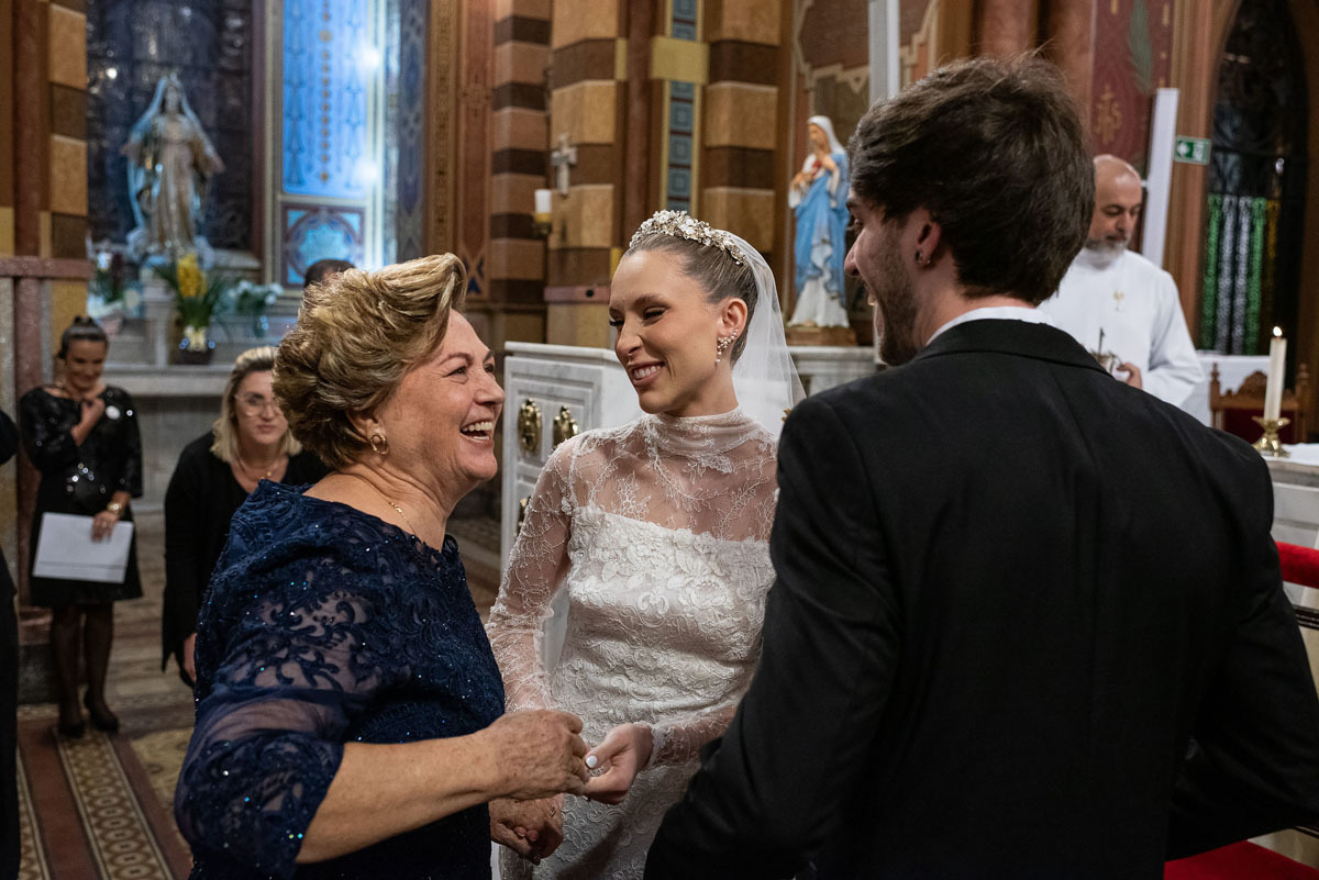 Entrada das alianças com a avó da noiva