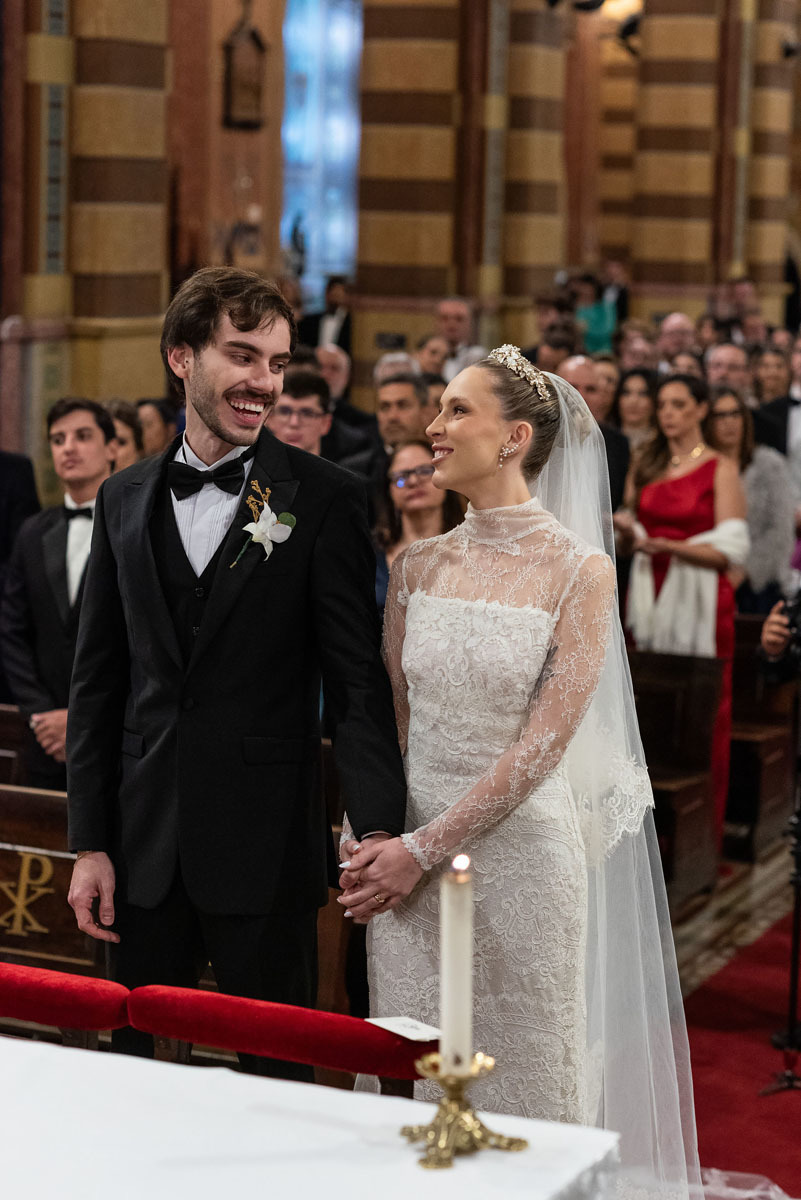 Noivos trocam olhares apaixonados