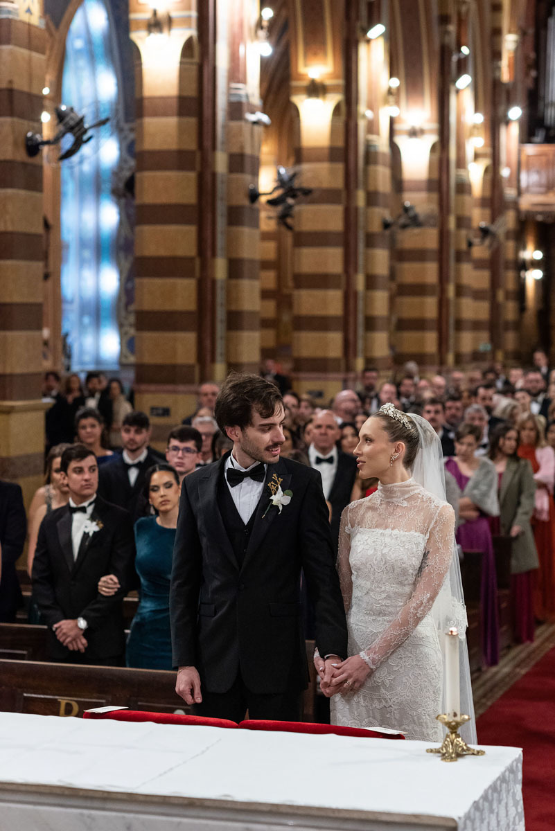 Noivos apaixonados no Casamento com igreja lotada N.S. do Desterro