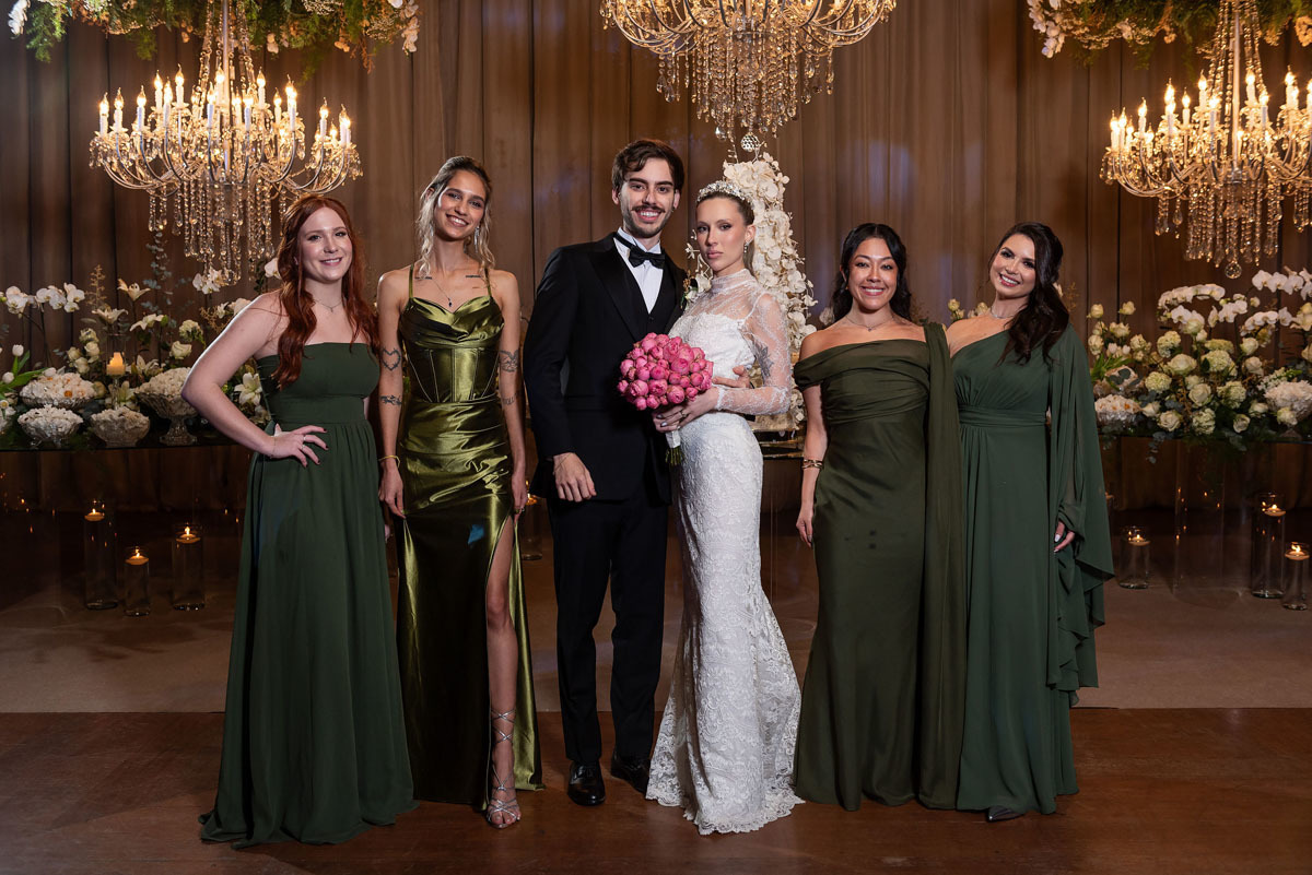 damas de honra fazem fotos