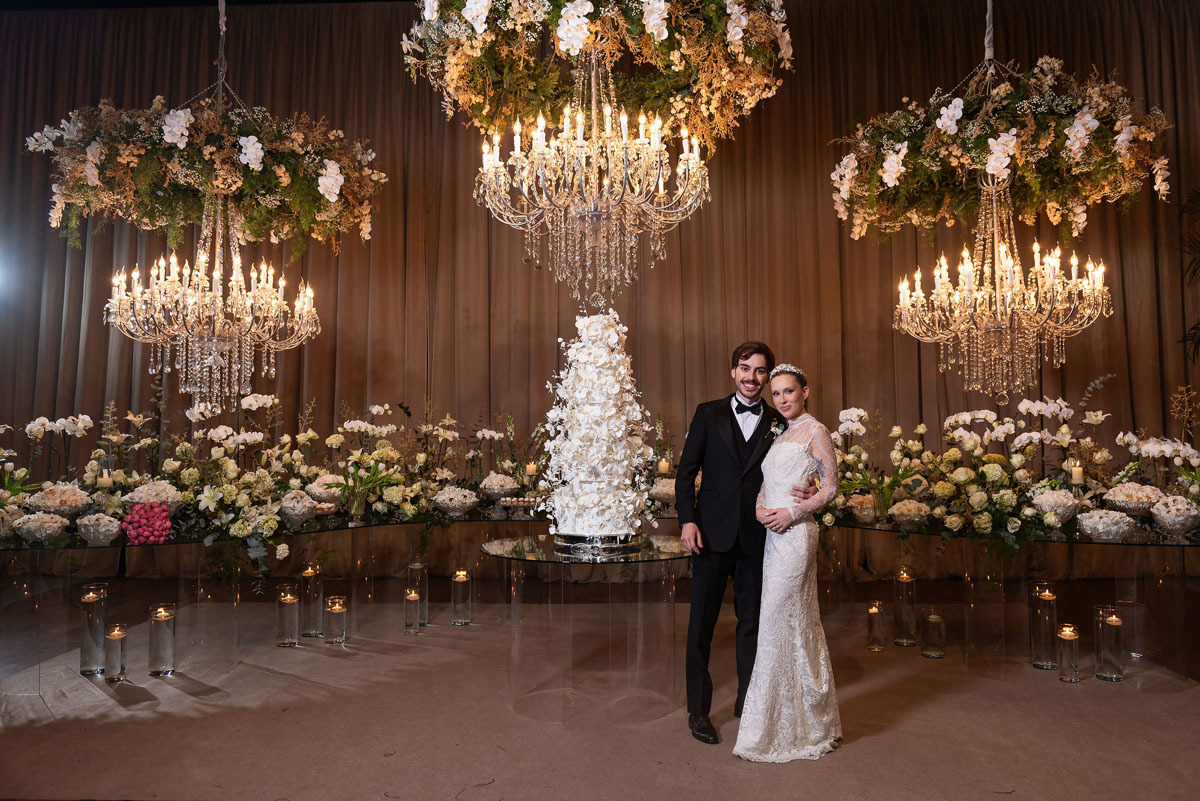 Brinde dos noivos na incrível decoração da mesa no clube jundiaiense 