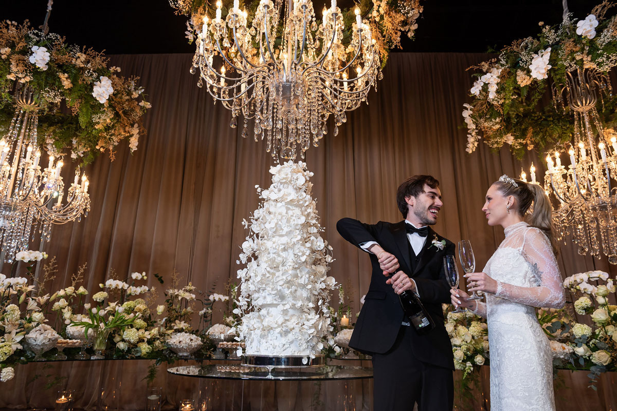 Brinde dos noivos na incrível decoração da mesa no clube jundiaiense 