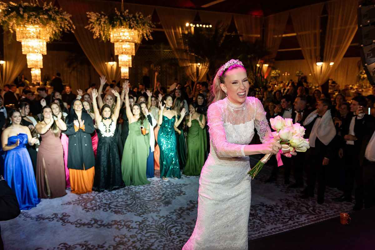 Noiva joga o buque em casamento em jundiaí