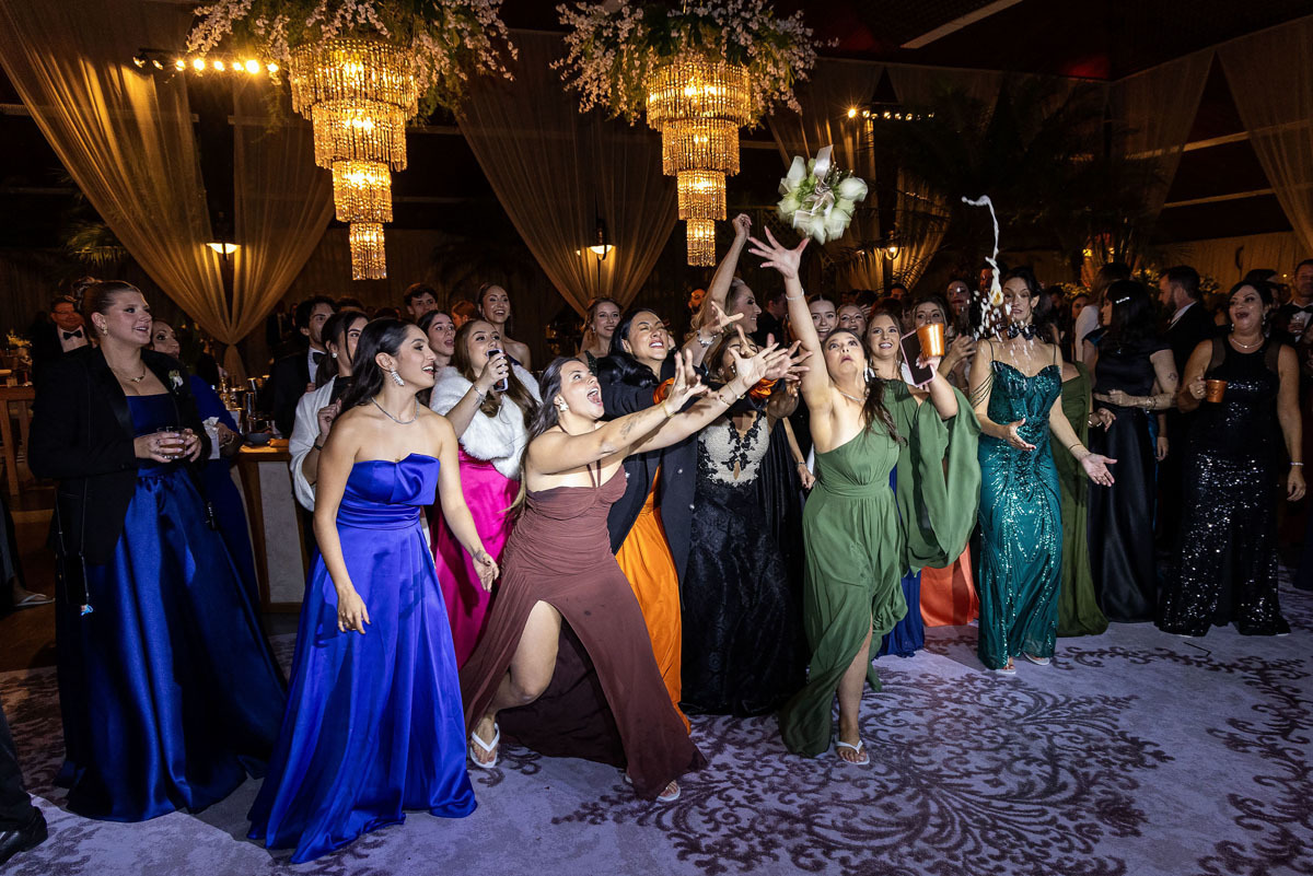 convidada pega o buque em casamento em jundiaí