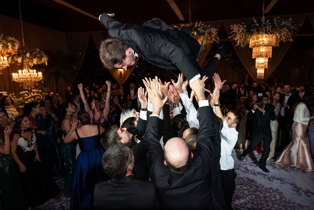 Noivo é jogado para o alto pelos padrinhos em casamento em jundiaí