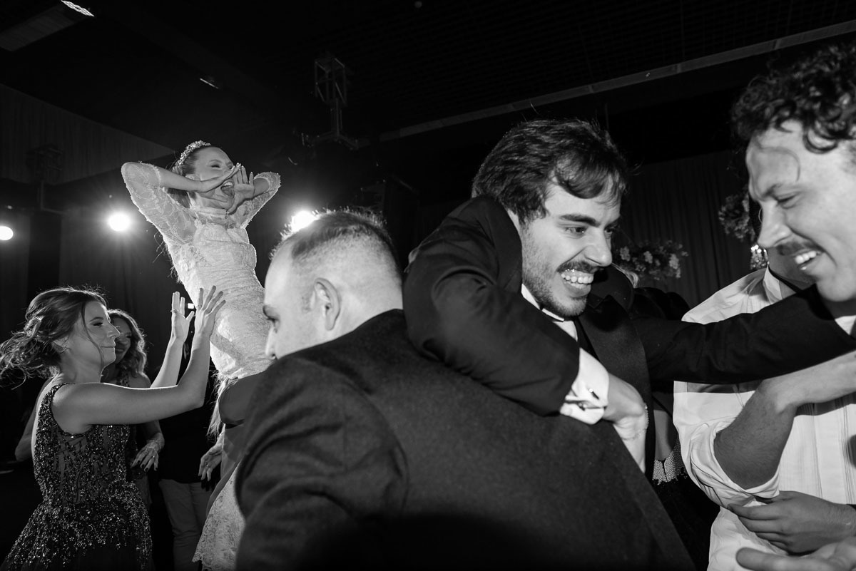 Noivos são jogados para o alto pelos padrinhos em casamento em jundiaí