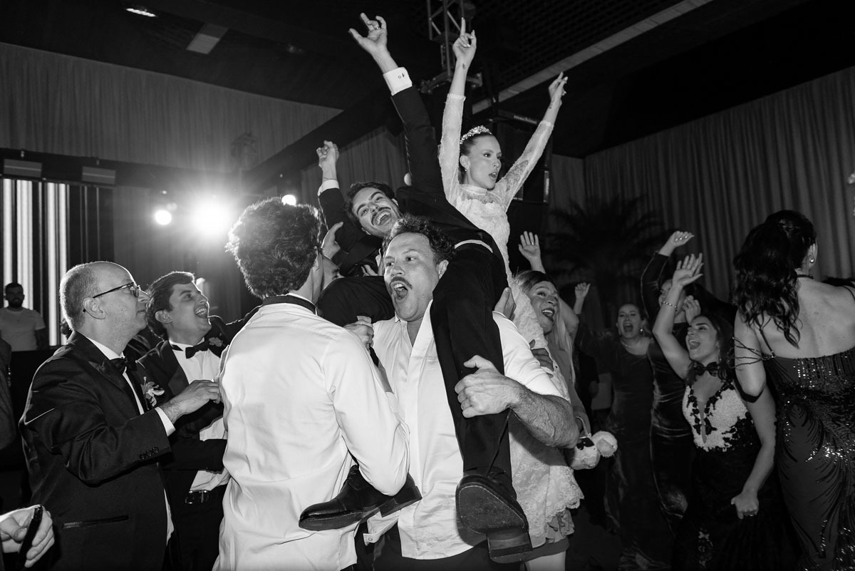 Noivos são jogados para o alto pelos padrinhos em casamento em jundiaí