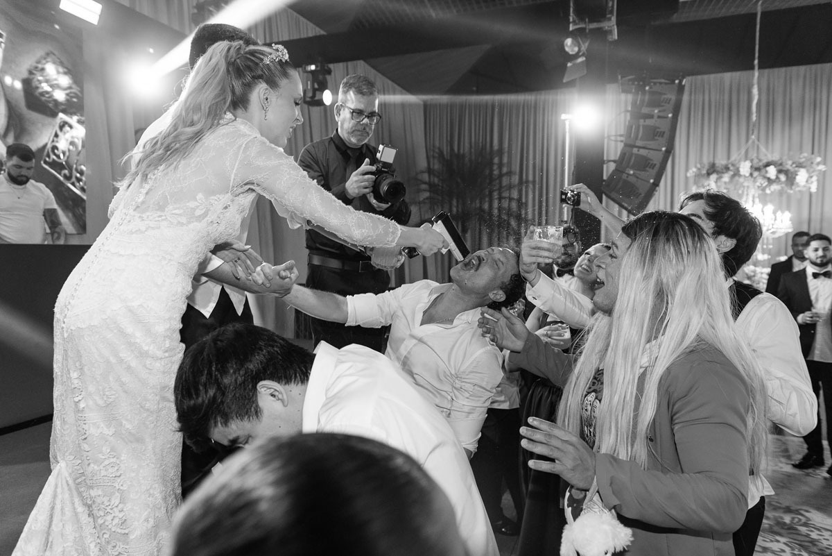 Noiva atira bebida em seu pai