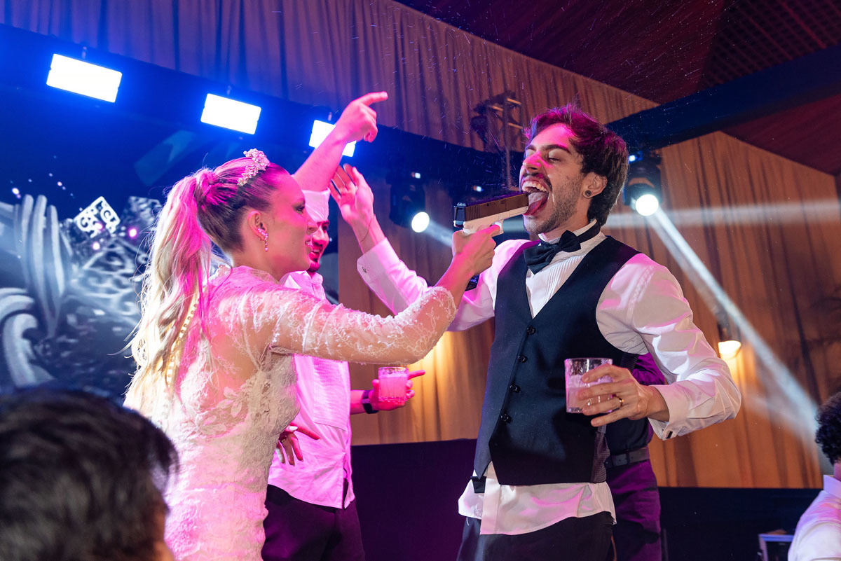 Noiva atira bebida em seu marido