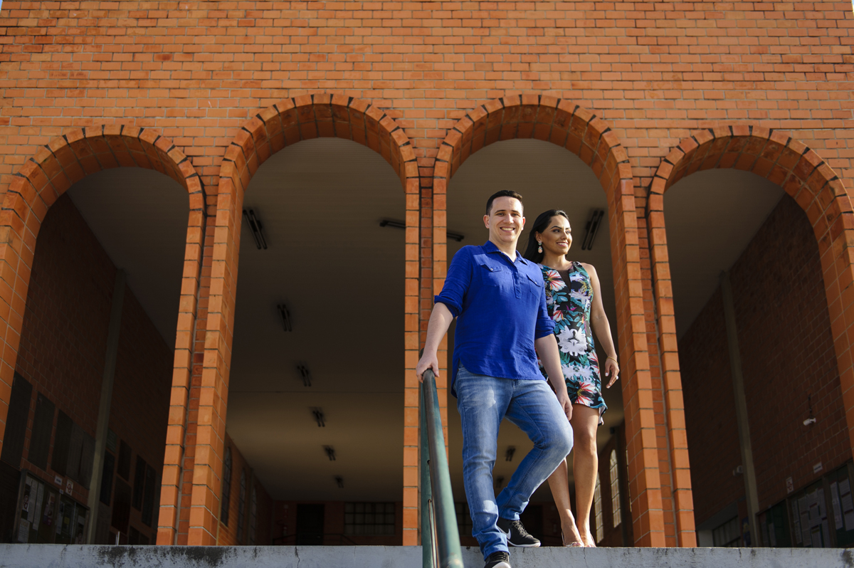noivos deixam a faculdade juntos após ensaio