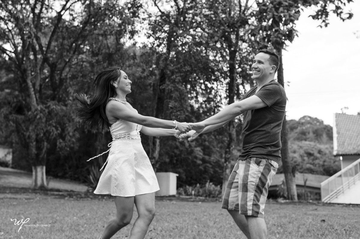 Silvana e Felipe se divertem em ensaio no sitio do pai da noiva