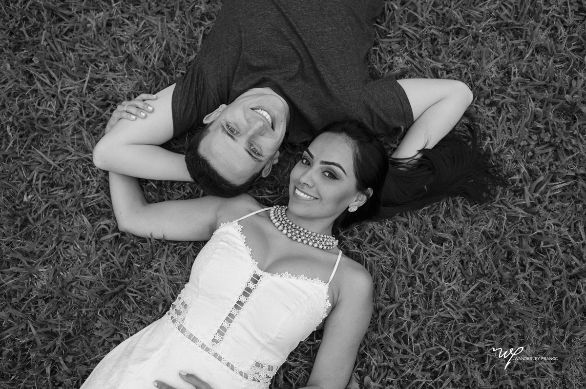 silvana e felipe se deitam na grama após o ensaio de fotos