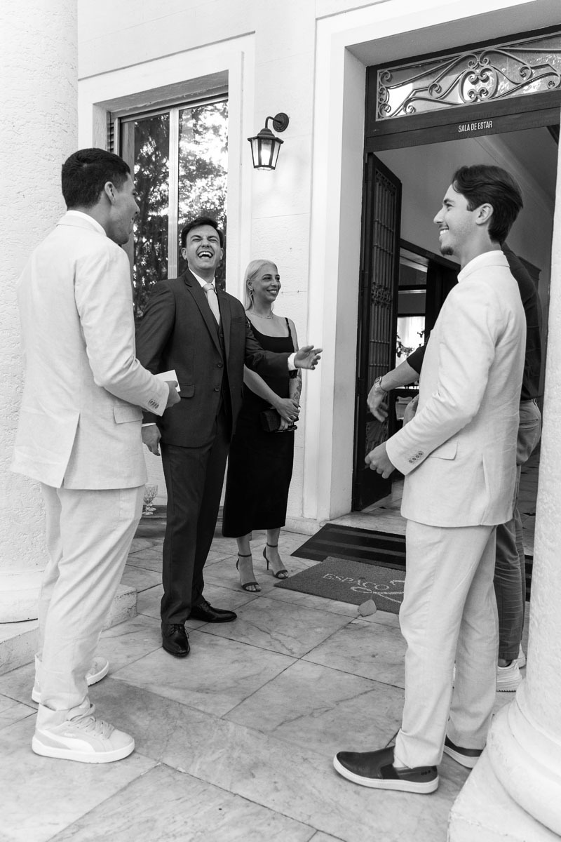 Noivo recepciona convidados no espaço Zabeu