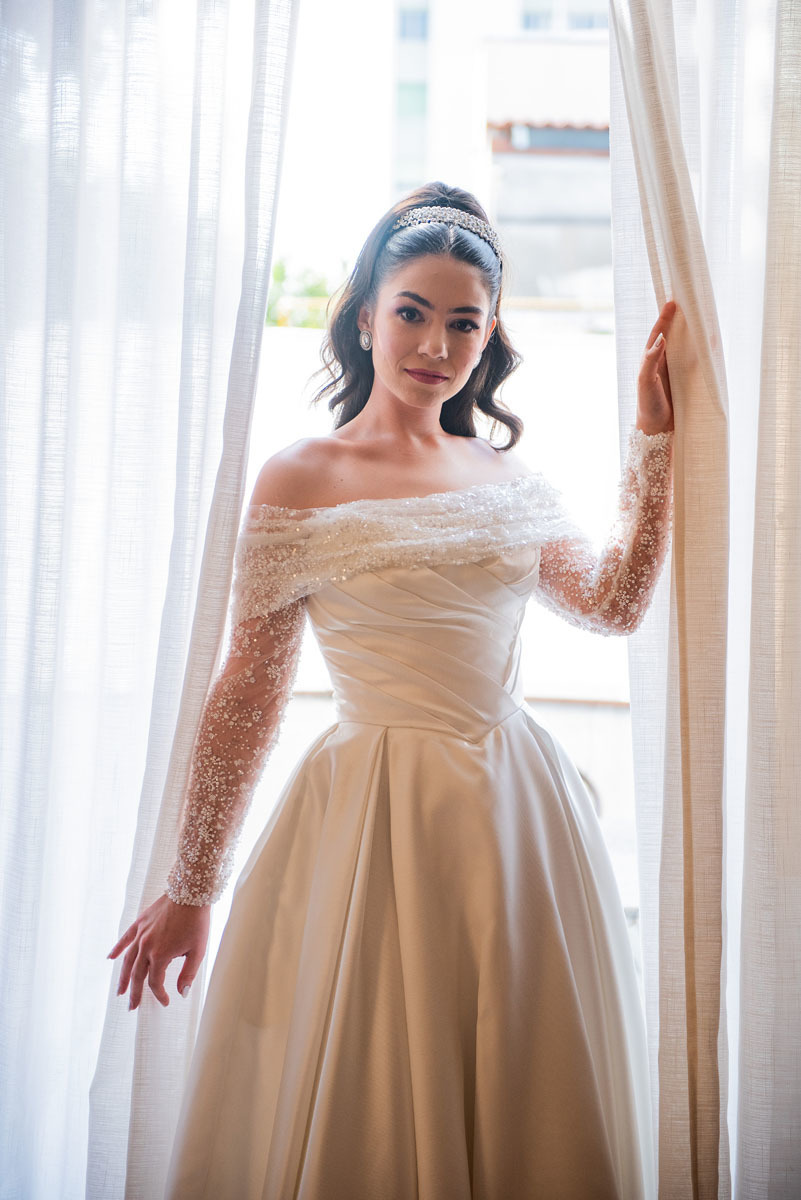 noiva pronta pousa para fotos no estaço Zabeu