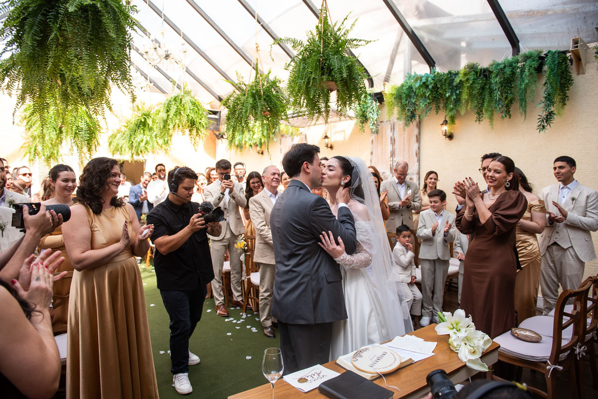 beijo do casal no casamento no espaço zabeu